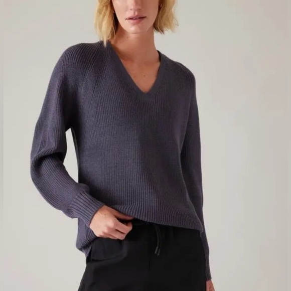 Women’s Athleta Hanover Merino Wool Blend Refined V-Neck Plum Sweater: Size XS - Picture 1 of 6